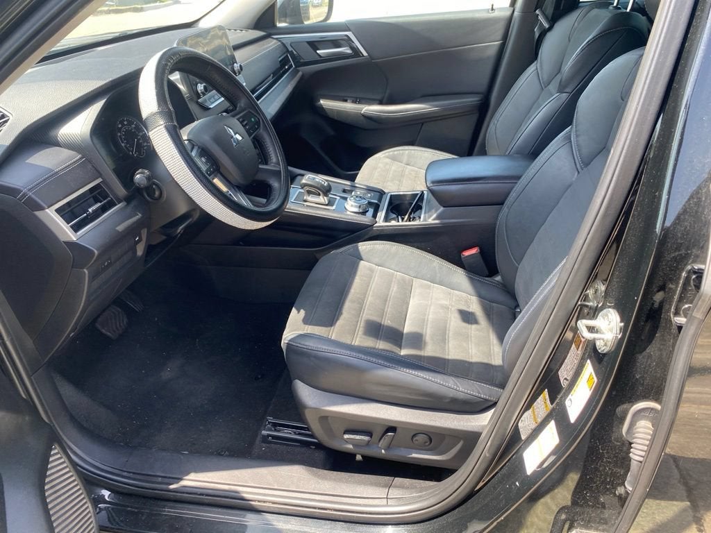 2023 Mitsubishi Outlander SE