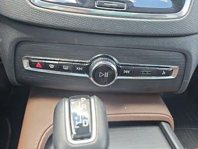 2020 Volvo XC90 T6 Momentum
