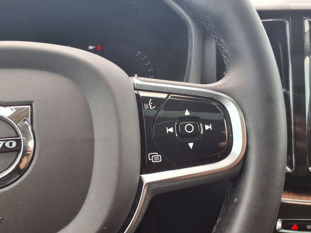 2023 Volvo XC60 B5 Plus Dark Theme