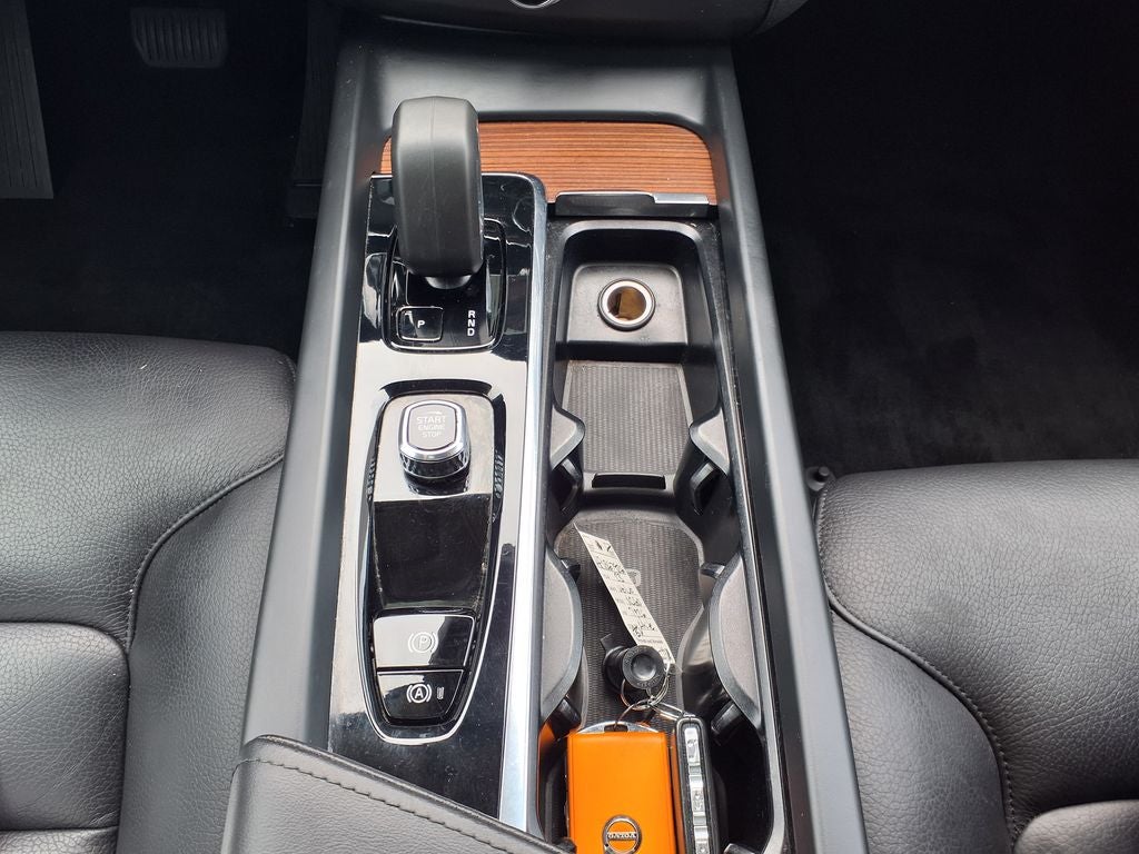 2023 Volvo XC60 B5 Plus Dark Theme