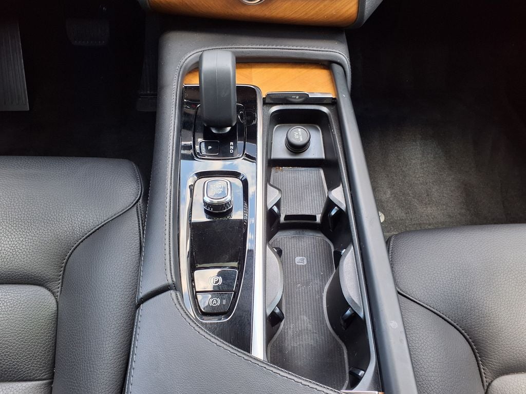 2024 Volvo XC90 B5 Plus