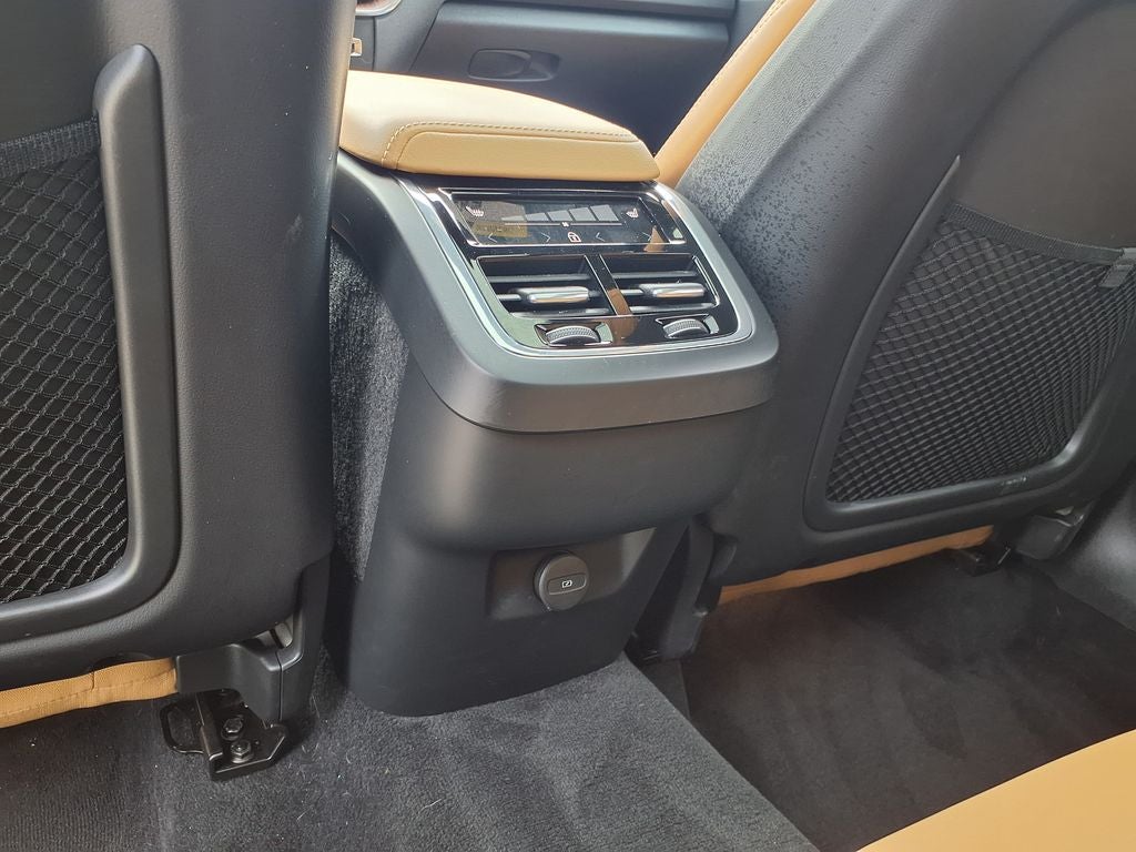 2024 Volvo XC60 B5 Ultimate Dark Theme