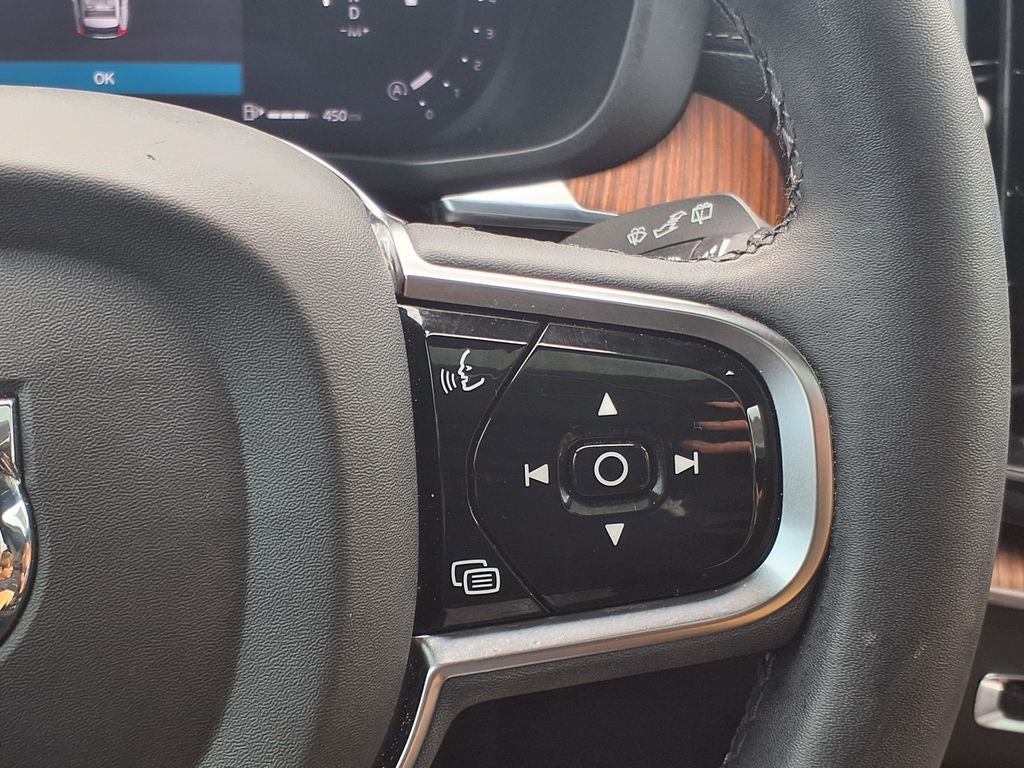 2024 Volvo XC60 B5 Ultimate Dark Theme