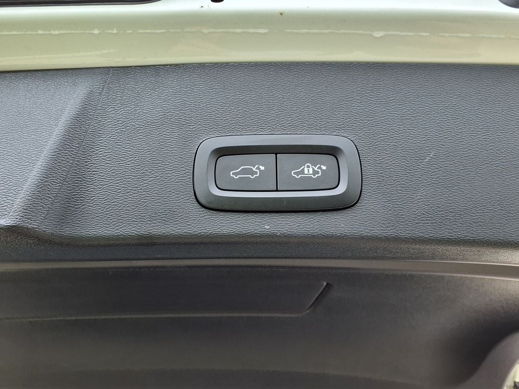 2023 Volvo XC40 B5 Plus Bright Theme