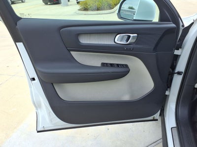 2023 Volvo XC40 B5 Plus Bright Theme