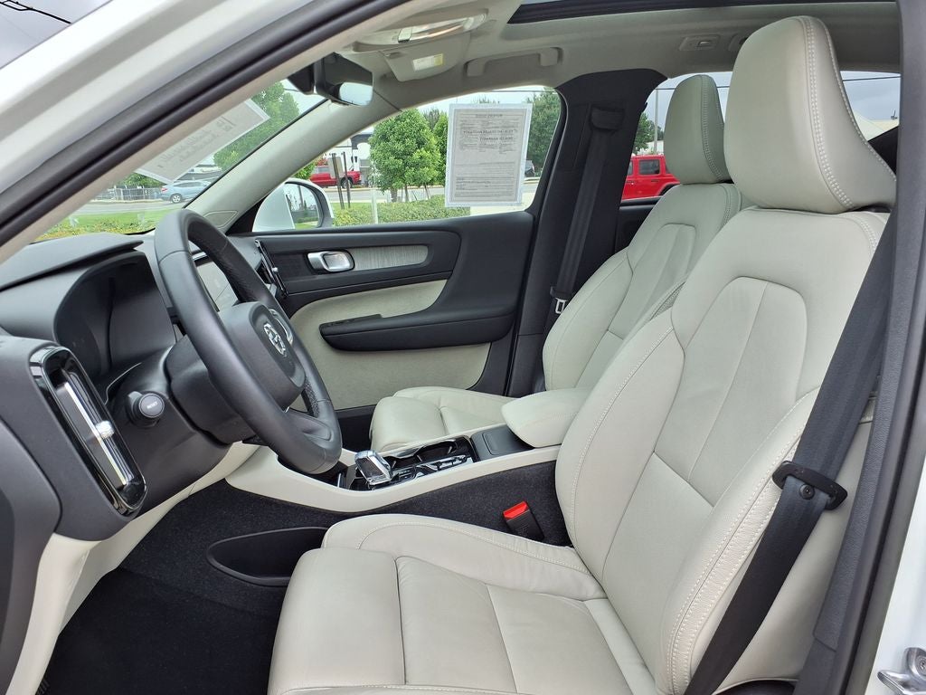 2023 Volvo XC40 B5 Plus Bright Theme