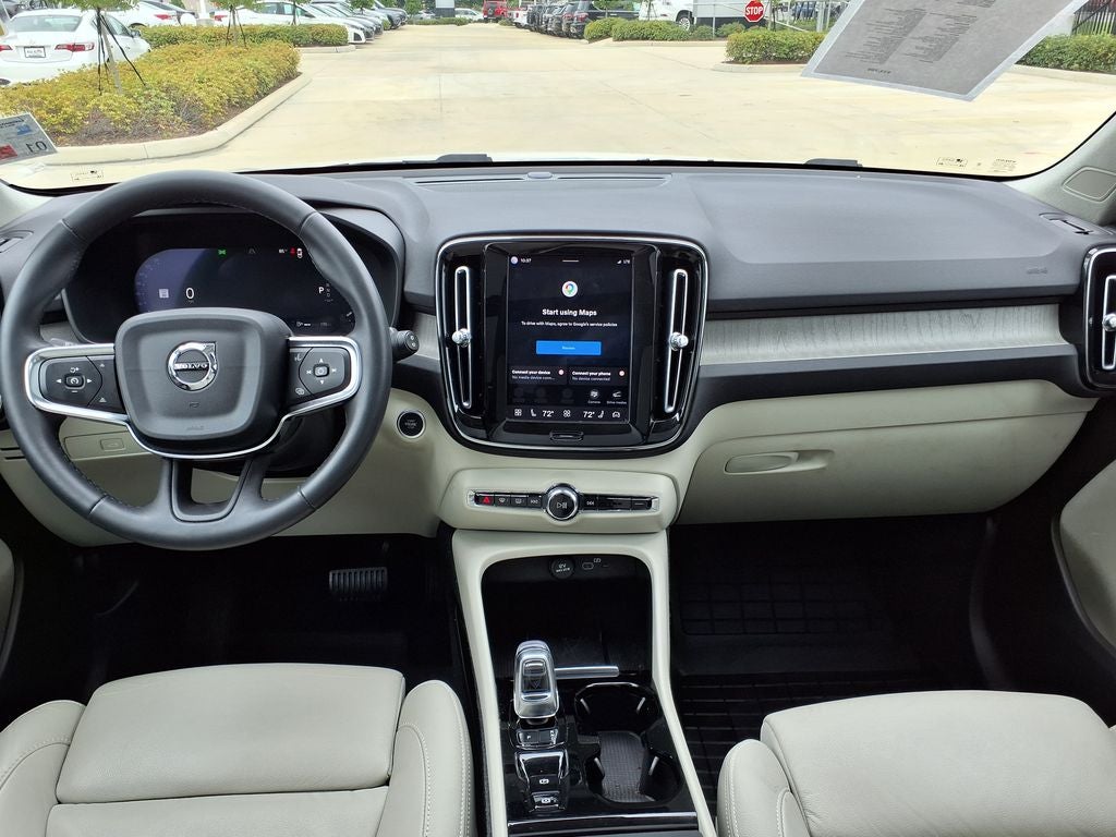2023 Volvo XC40 B5 Plus Bright Theme
