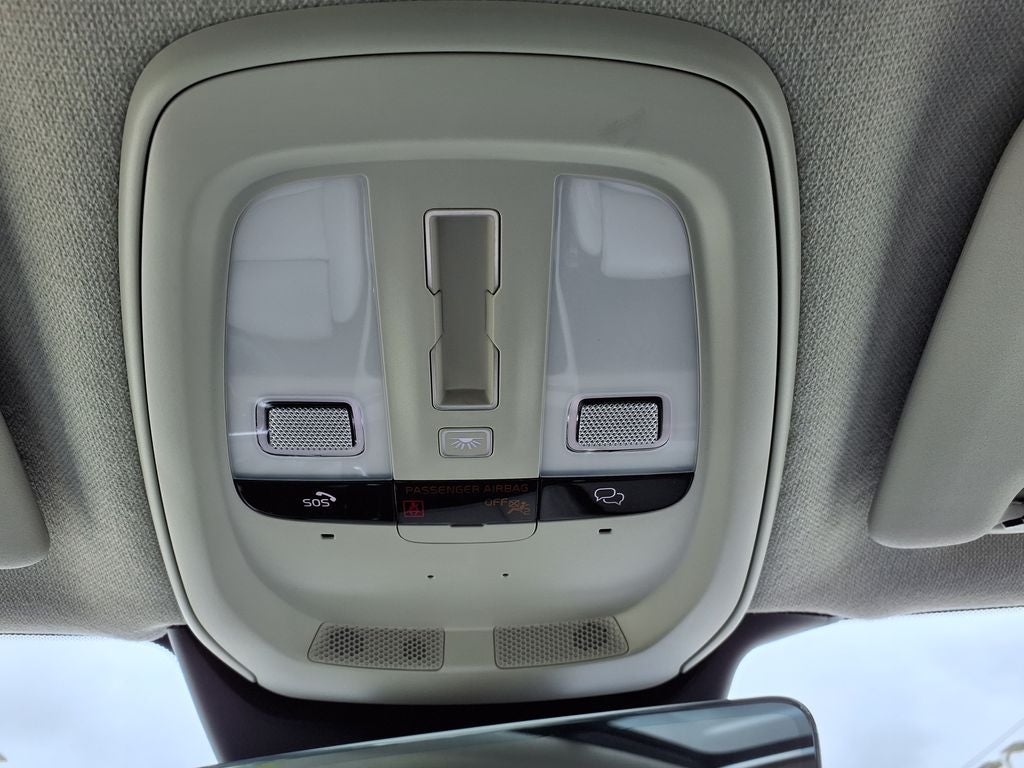 2023 Volvo XC40 B5 Plus Bright Theme