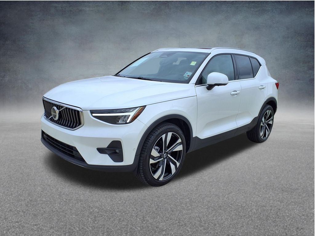 2023 Volvo XC40 B5 Plus Bright Theme