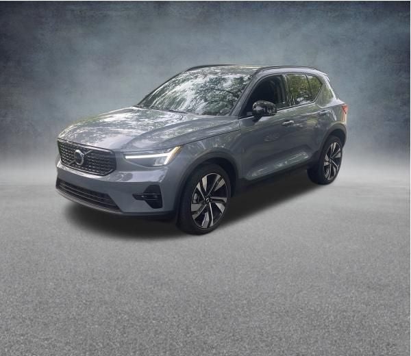 2023 Volvo XC40 B5 Plus Dark Theme