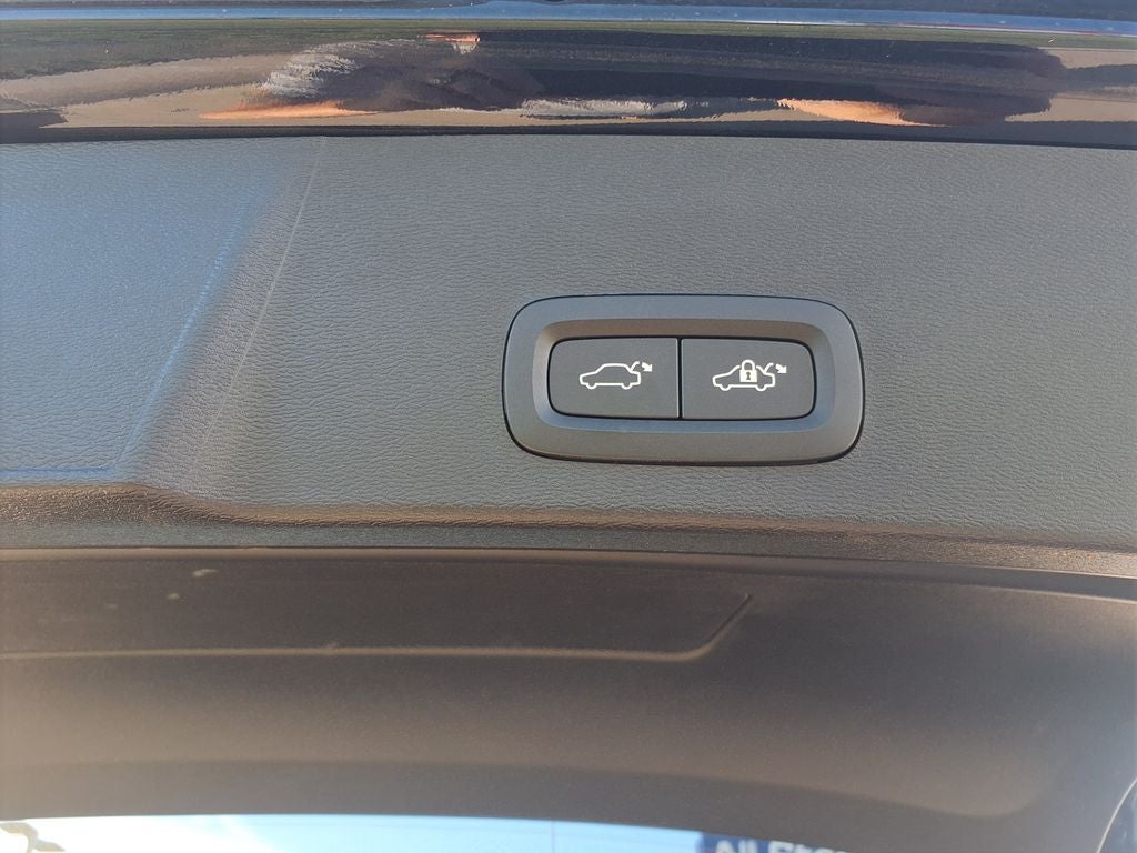 2023 Volvo XC40 B5 Plus Dark Theme