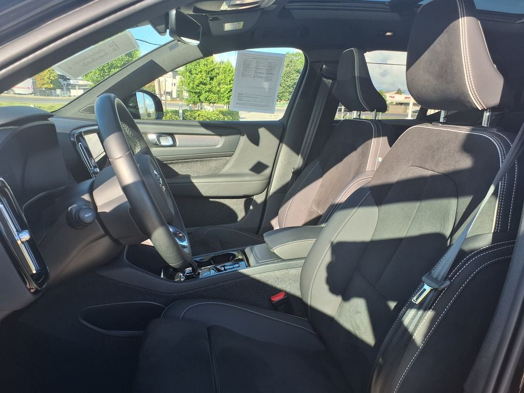 2023 Volvo XC40 B5 Plus Dark Theme