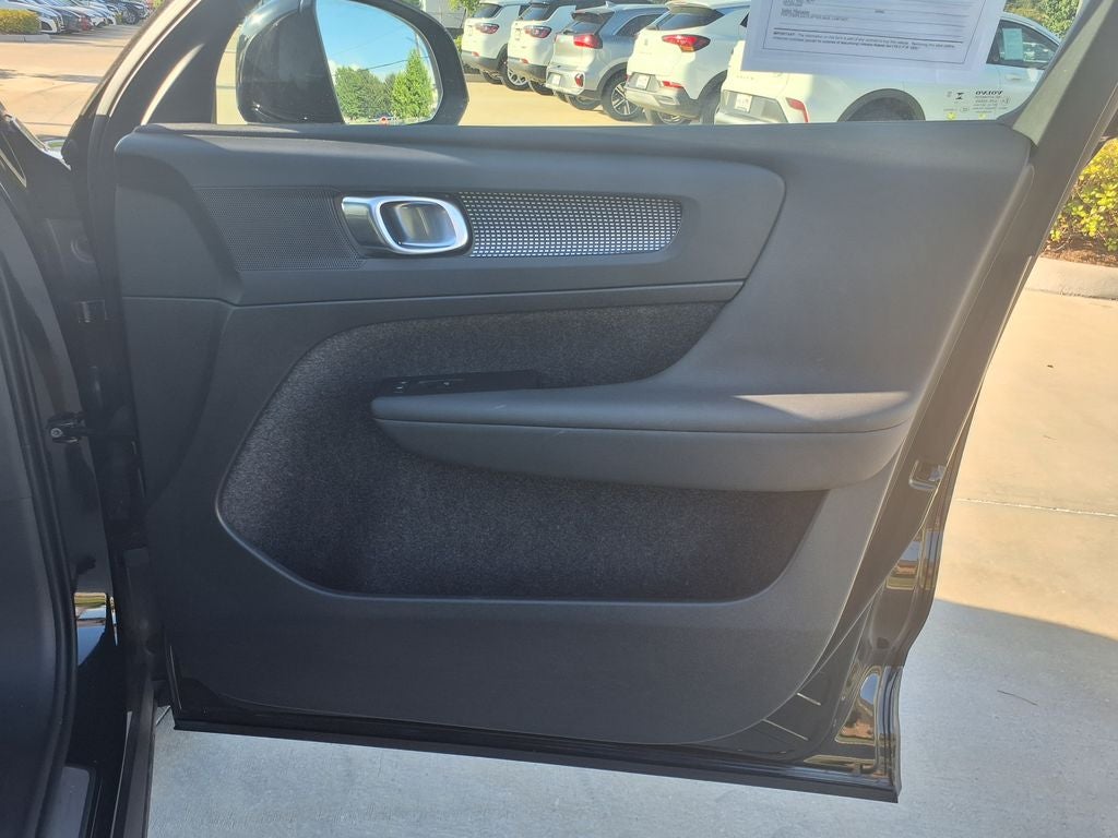 2023 Volvo XC40 B5 Plus Dark Theme