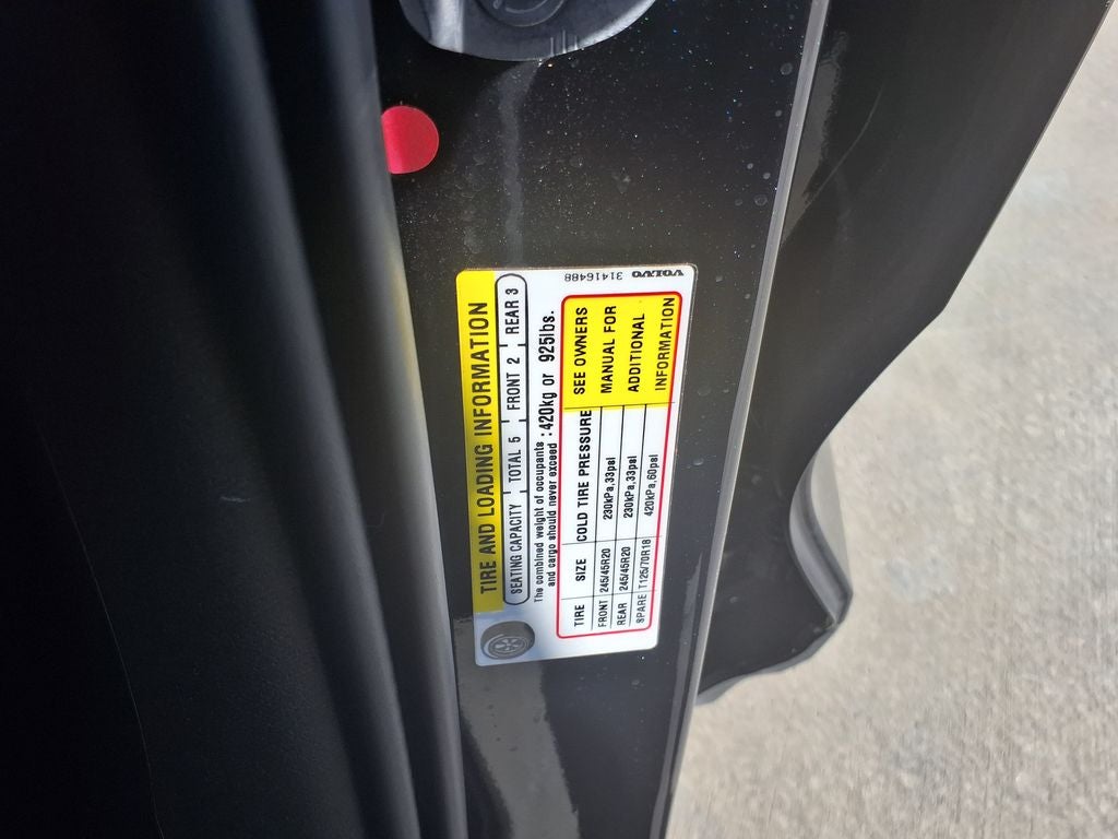 2023 Volvo XC40 B5 Plus Dark Theme