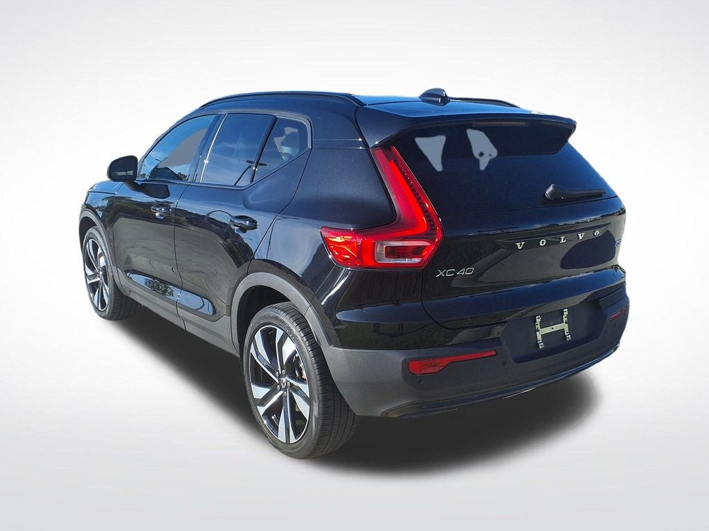2023 Volvo XC40 B5 Plus Dark Theme