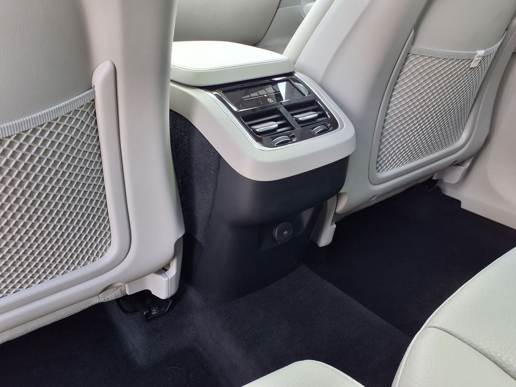 2025 Volvo XC90 B5 Core