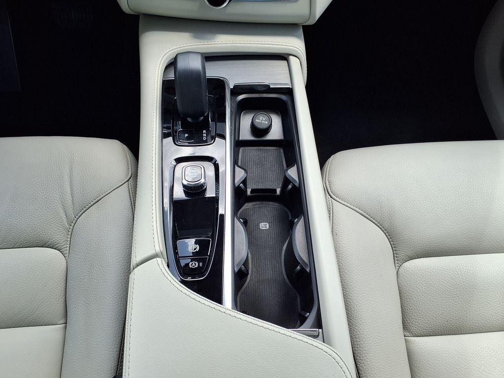 2025 Volvo XC90 B5 Core